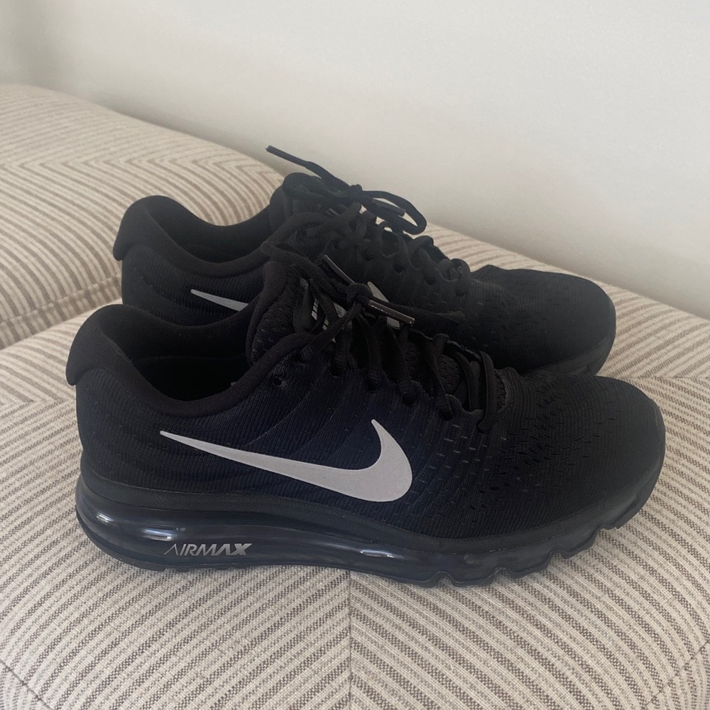 Black Nike sneakers 7.5